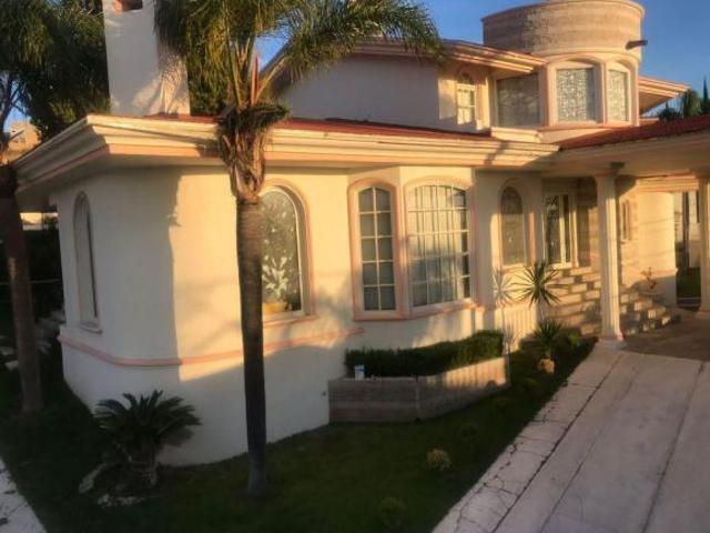 Casa en venta con alberca y jardin Loma dorada Querétaro