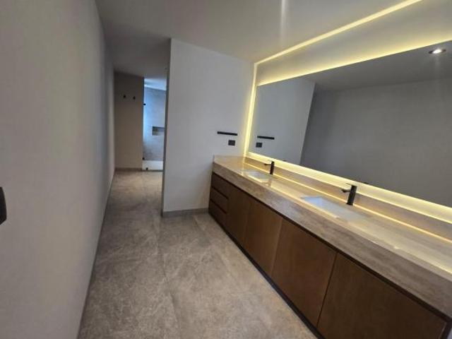 CASA EN VENTA CON ALBERCA Y RECIÉN REMODELADA FRENTE A ÁREA VERDE, LOMAS TERCERA