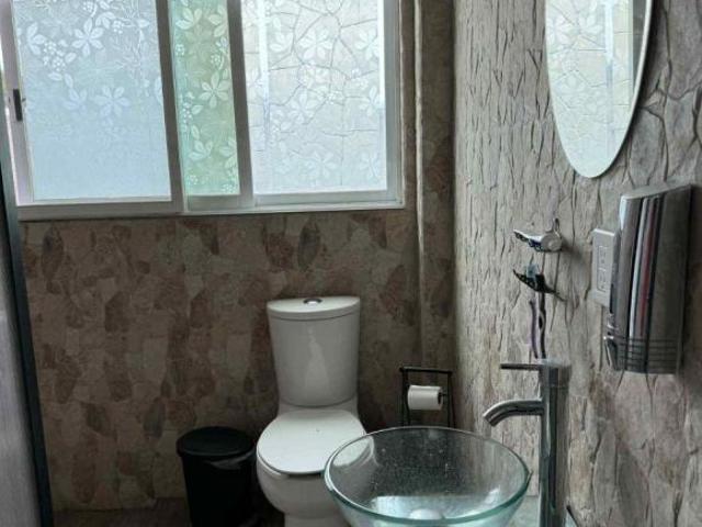 CASA EN VENTA CON AMPLIO JARDIN, A UNOS METROS DE ERMITA