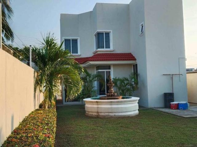 Casa en Venta con amplio Jardin Coatzacoalcos