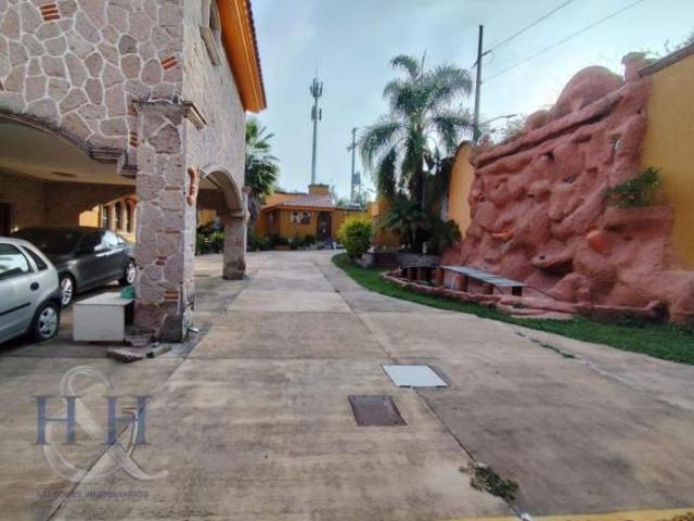 CASA EN VENTA CON AMPLIO JARDÍN HUENTITAN EL BAJO