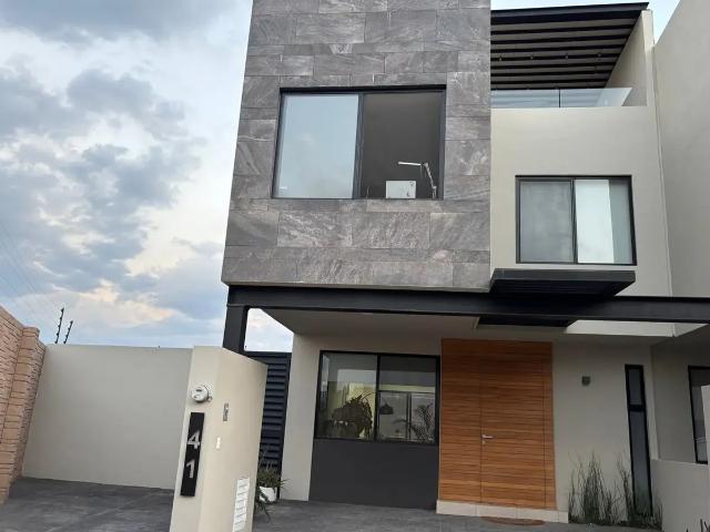 Casa en venta con amplio jardín y Roof Garden en Lomas de Angelópolis 3, Puebla