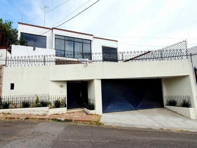 Casa en VENTA con amplio jardín