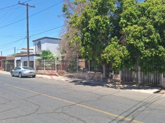 CASA EN VENTA CON AMPLIO TERRENO EN FRACCIONAMIENTO VISTAHERMOSA