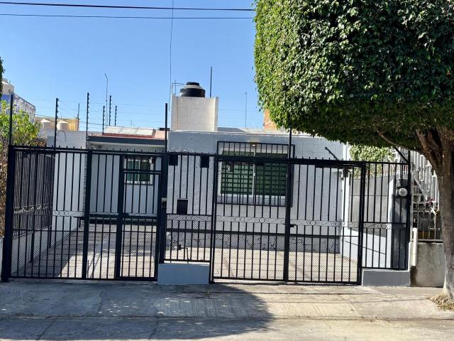 Casa en Venta con Amplio Terreno en Jardines Alcalde, Guadalajara