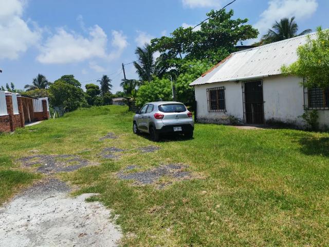 Casa en venta con amplio terreno en Salinas Alvarado, Veracruz con todos los servicios
