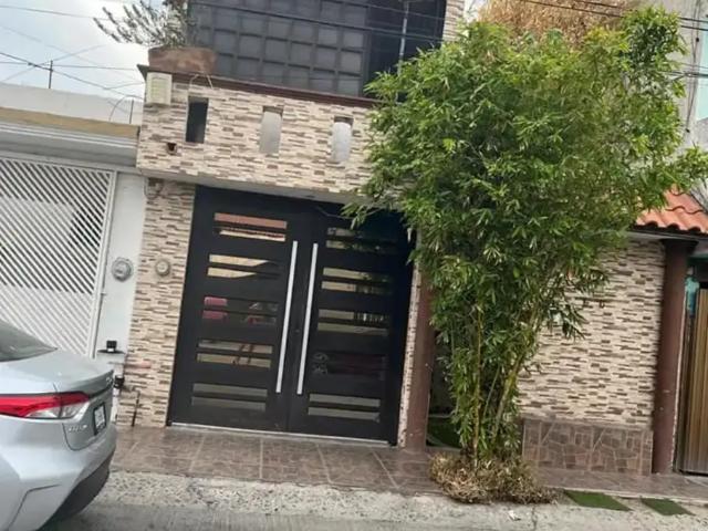 Casa en Venta con Amplios Espacios en León, Granada
