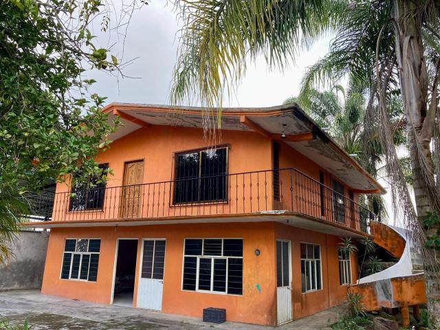 Casa en Venta con Amplios Espacios y Terreno en Mazacoatl?n
