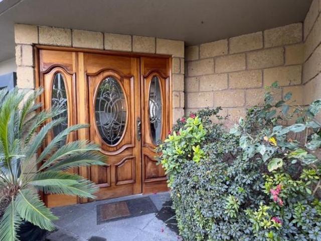CASA EN VENTA CON AREAS JARDINADAS