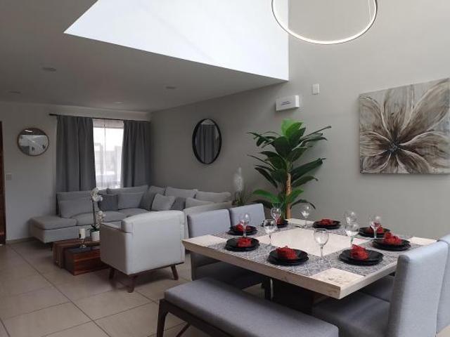Casa en venta con comedor doble altura y una recamara en planta baja
