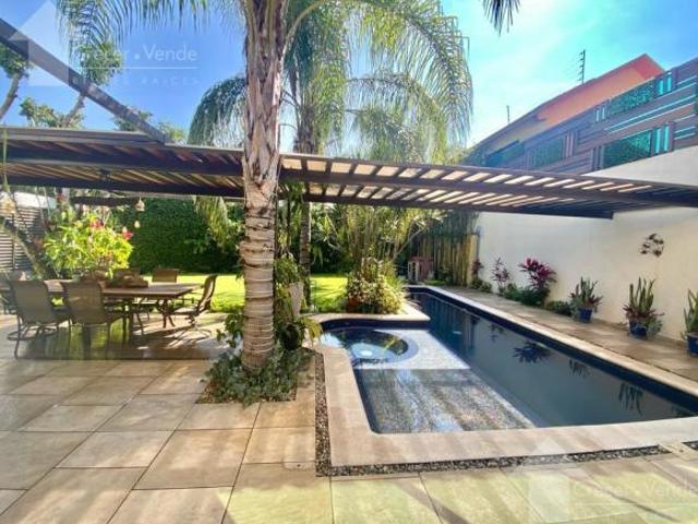Casa En Venta Con Recámara En Planta Baja En Fracc. Junto Al Río Al Sur De Cuernavaca
