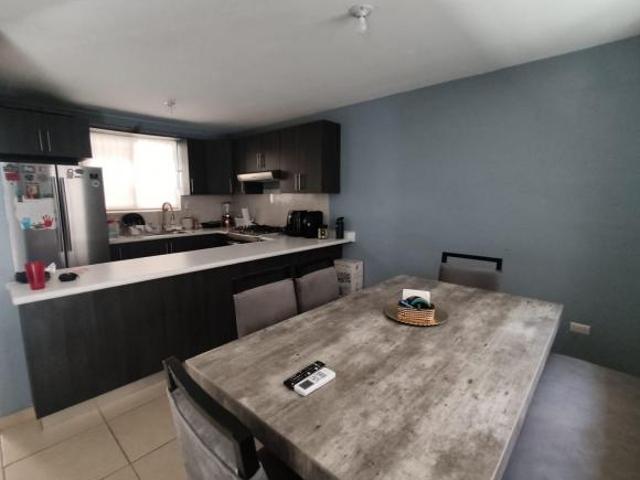 Casa en Venta con Doble Cochera, Mitras Poniente