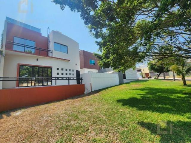 Casa en venta con doble fachada en Privada Lomas del Mar, colindante con gran área verde