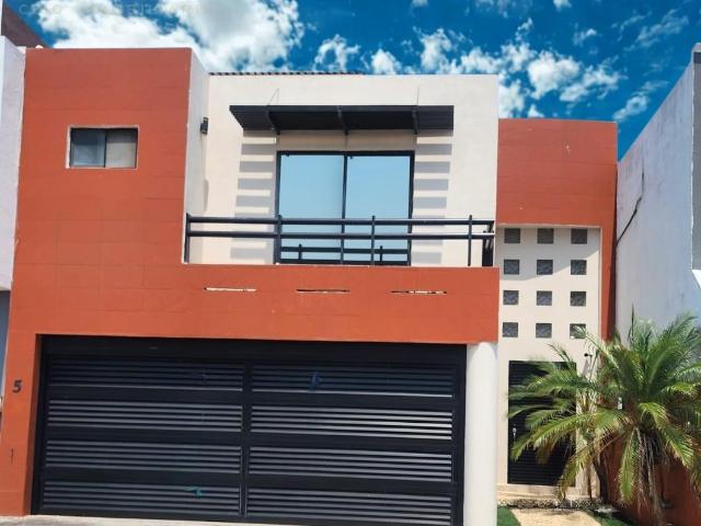 Casa en venta con doble fachada en Privada Lomas del Mar, colindante con gran ?rea verde
