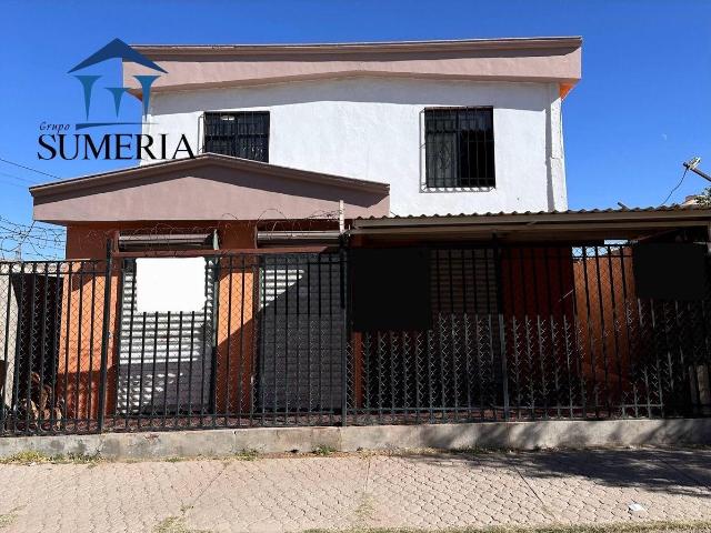 Casa en venta con dos locales comerciales