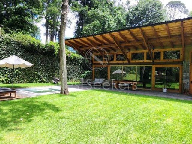 CASA EN VENTA CON ENTORNO DE BOSQUE