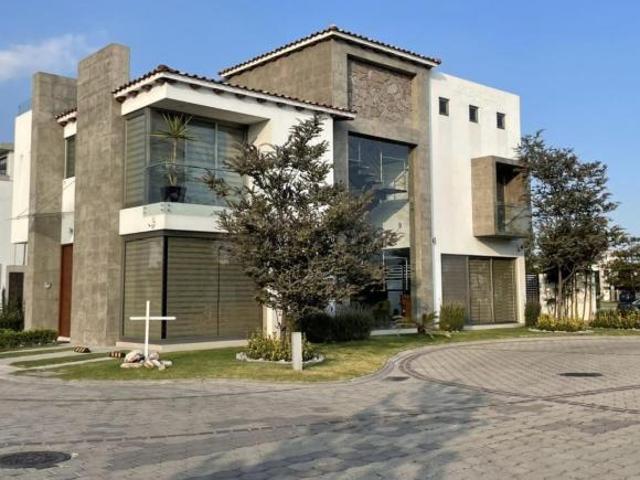 Casa en venta con escalinata expuesta en Condado del Valle, con fácil acceso a CDMX