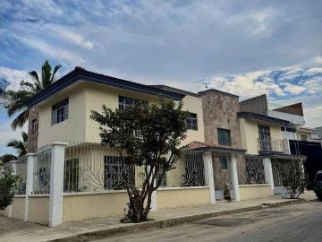 Casa en venta con excelente ubicación en El Colli Urbano