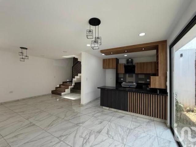Casa en Venta con excelentes acabados y salida inmediata a Periférico en Cuautlancingo