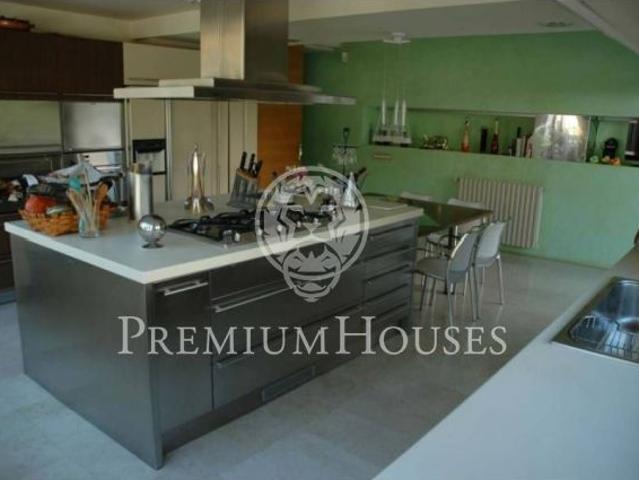 Casa en venta con fabulosas vistas y piscina en Alella