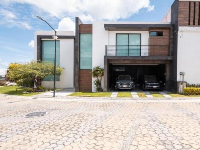 Casa en Venta con jardín en Lomas de Angelópolis II Zona Azul