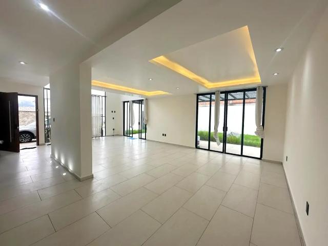 CASA EN VENTA CON JARDÍN EN RESIDENCIAL PARQUE INGLÉS, APIZACO, TLAXCALA