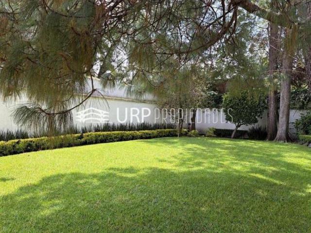 CASA EN VENTA CON JARDIN Y TERRAZA, COL. LOMAS VISTA HERMOSA