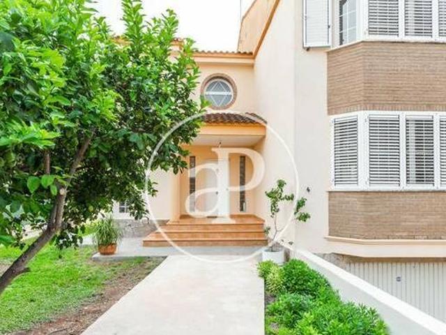 Casa en venta con jardín y piscina en RibaRoja