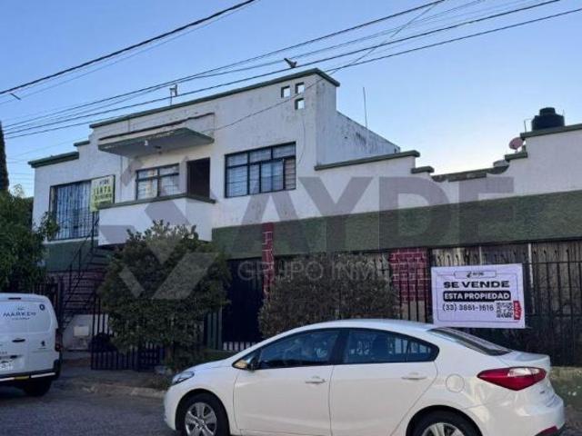 CASA EN VENTA CON LOCALES COMERCIALES EN AURELIO GONZÁLEZ 1971