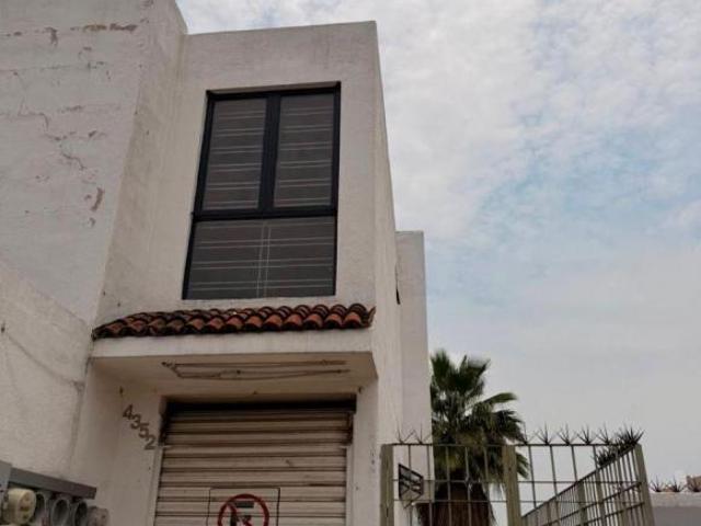 CASA EN VENTA CON LOCALES COMERCIALES EN PARQUES DEL PALMAR SAN PEDRO TLAQUEPAQUE