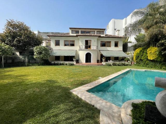 Casa en venta con muy buen terreno en San Isidro