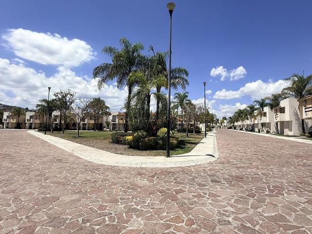 casa en venta con oficina y salón de uso múltiples