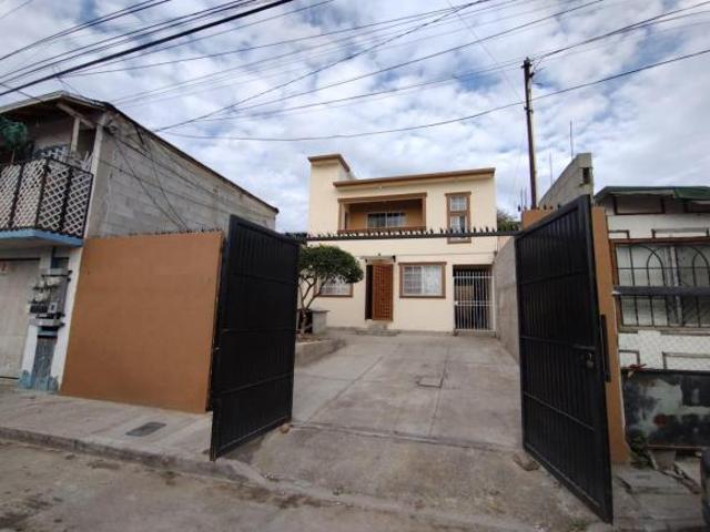 Casa en venta con patio amplio Col. Guaycura 4