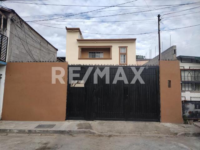 Casa en venta con patio amplio Col. Guaycura