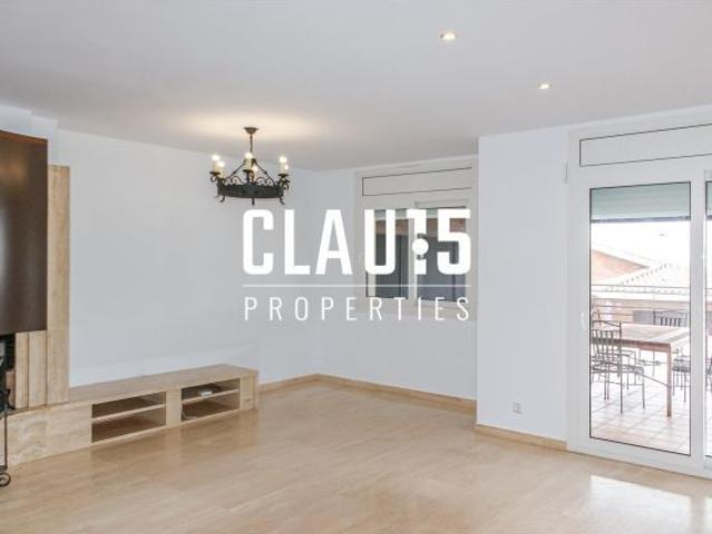 Casa en venta con piscina y vistas al mar en Sant Pol de Mar, ubicación privilegiada