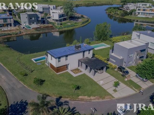 Casa en Venta con renta a la Laguna Barrio Islas El Canton A Estrenar