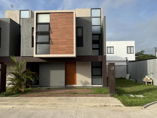 Casa en venta con recamara en planta baja Villahermosa