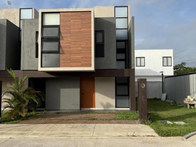 Casa en venta con recamara en planta baja Villahermosa