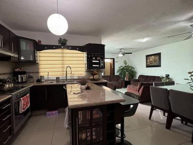 Casa en venta con recámara en planta baja en Jardines de la Cruz