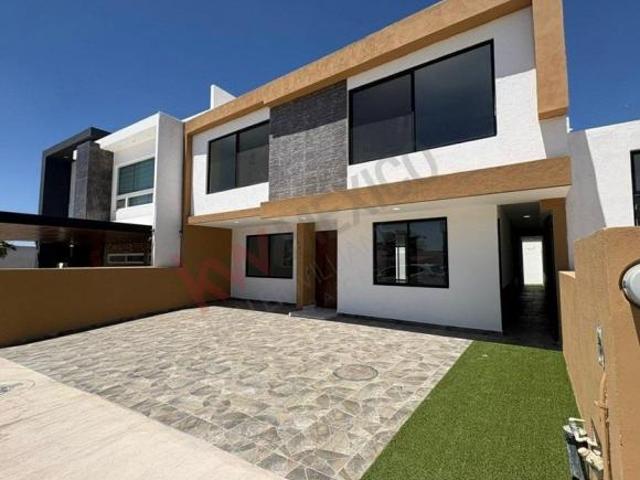 CASA EN VENTA CON RECÁMARA EN PLANTA BAJA EN LOMAS DE JURIQUILLA