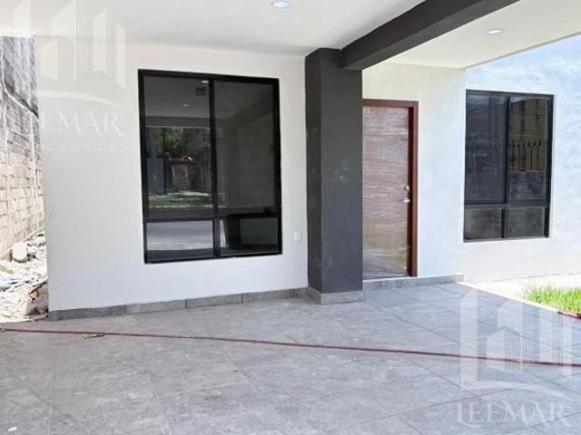 CASA EN VENTA CON RECAMARA EN PLANTA BAJA SOBRE AV. PRINCIPAL