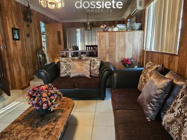 Casa en Venta Contry la Silla en esquina