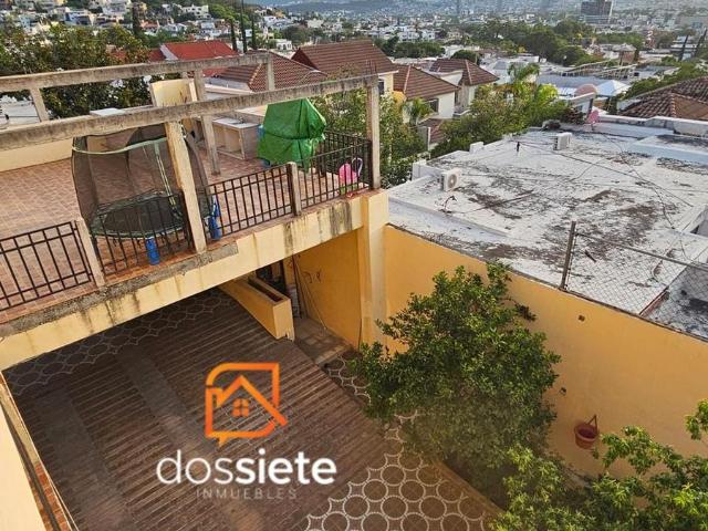 Casa en Venta Contry la Silla en esquina