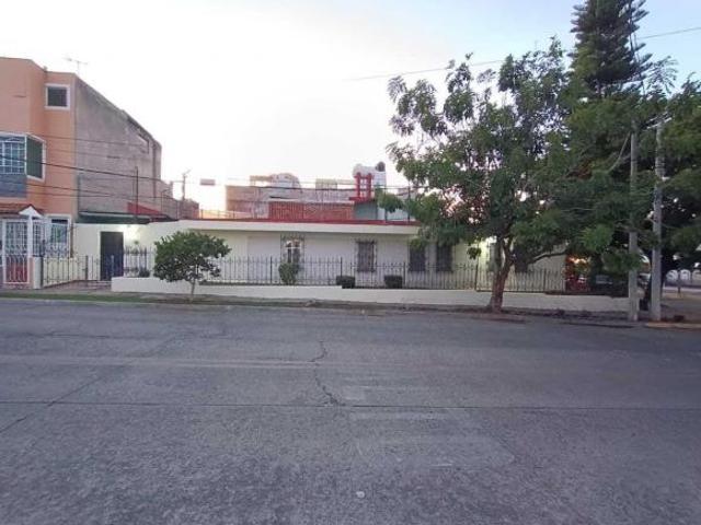 Casa en venta de oportunidad en Jardines del Country, Guadalajara