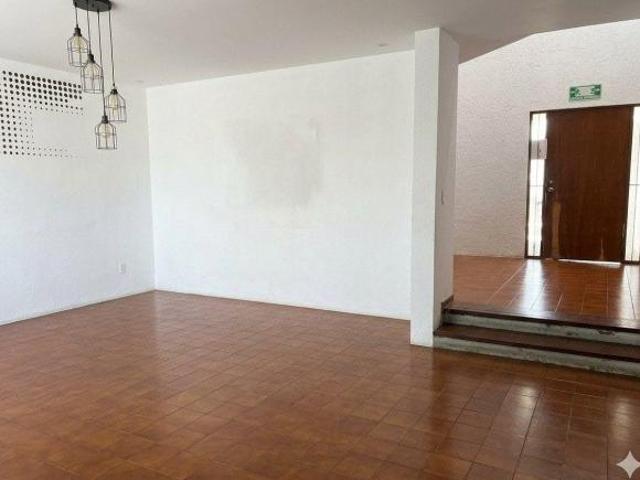 CASA EN VENTA DE OPORTUNIDAD PARA REMODELAR EN PATRIA UNIVERSIDAD  ZAPOPAN