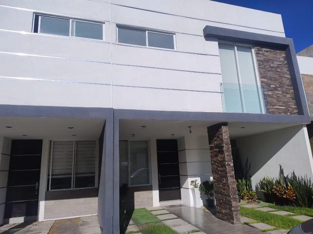 Casa en venta de casa en Condominio de 3 niveles en San Isidro Juriquilla