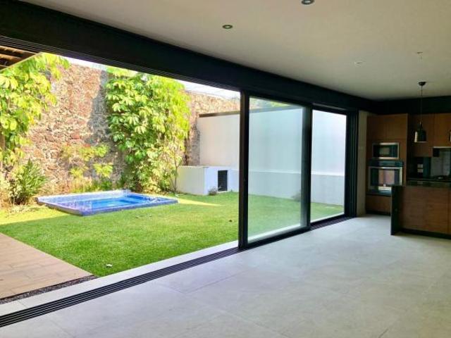 CASA EN VENTA DE Casa en Fraccionamiento Rancho Cortes, CUERNAVACA