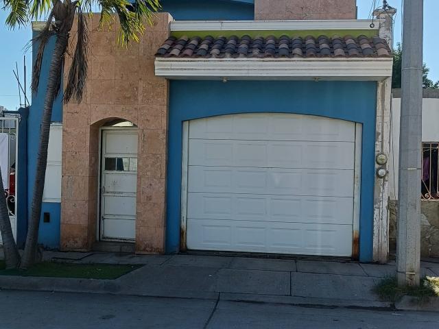 Casa en Venta de dos niveles en la colonia Mar de Cortes