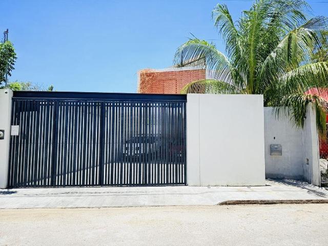 CASA EN VENTA DE DOS PLANTAS CON AMPLIO TERRENO UBICADA EN CHABLEKAL