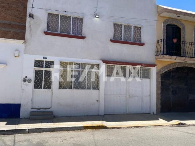 Casa en venta de dos plantas en colonia Santa Maria